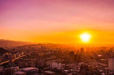 Taipei şehrinin güzel mimarisi Tayvan 'da gün batımında gökyüzüne yükseliyor.
