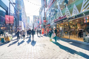 Seoul, Güney Kore 10 Aralık 2018: Myeong dong piyasasıdır popüler bir yer ve yiyecek bir şeyler bulmak alışveriş ve turistik bölgesi