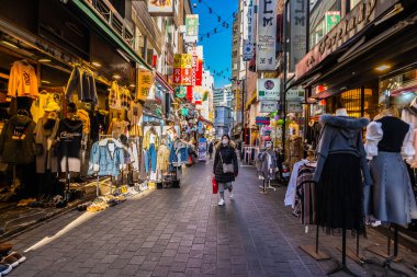 Seoul, Güney Kore 10 Aralık 2018: Myeong dong piyasasıdır popüler bir yer ve yiyecek bir şeyler bulmak alışveriş ve turistik bölgesi