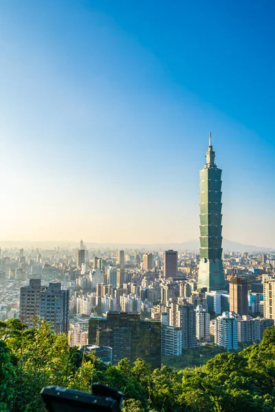 Taipei 101 binasının ve mimarisinin güzel manzarası ve manzarası Tayvan 'da mavimsi ve beyaz bulutlarla gökyüzüne yükseliyor.