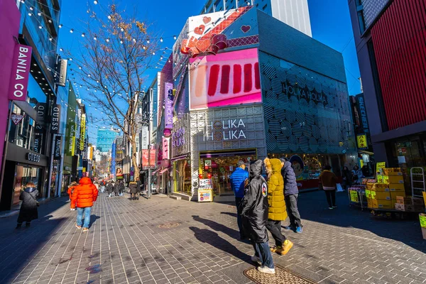 韩国首尔 2018年12月10日 明洞市场是购物的热门场所和地区 可以找到吃的和观光的地方 — 图库照片