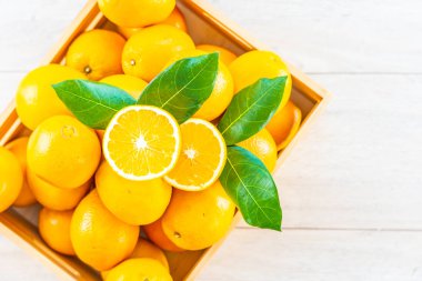 Ahşap masa - sağlıklı gıda kavramı üzerinde taze portakal meyve