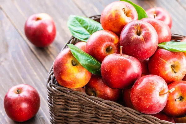 Dużo Owoców Czerwone Jabłko Brązowy Kosz Stole — Zdjęcie stockowe