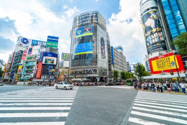 Tokyo, Japonya 29 Temmuz 2018: Shibuya kavşak veya kapısı popüler ve Simgesel Yapı yeme alışveriş için Tokyo'da yerleştirin ve yaya bir sürü burada var