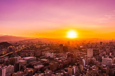 Taipei şehrinin güzel mimarisi Tayvan 'da gün batımında gökyüzüne yükseliyor.