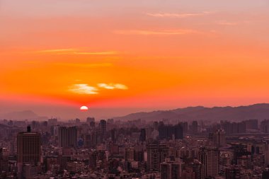 Taipei şehrinin güzel mimarisi Tayvan 'da gün batımında gökyüzüne yükseliyor.