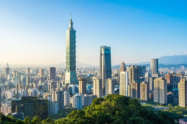 Taipei 101 binasının ve mimarisinin güzel manzarası ve manzarası Tayvan 'da mavimsi ve beyaz bulutlarla gökyüzüne yükseliyor.