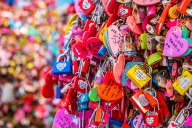 Seoul, Güney Kore 6 Aralık 2018: Seul Kulesi ile namsan dağda aşk anahtarıdır Kore landmark biri