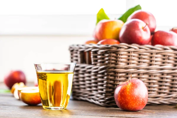 Jugo Manzanas Vaso Con Manzana Roja Canasta Comida Saludable Concepto — Foto de Stock