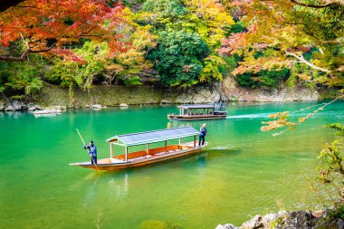 Akçaağaç ağaç yaprak ve sonbahar sezonu Kyoto Japonya göl etrafında tekne ile güzel Arashiyama Nehri