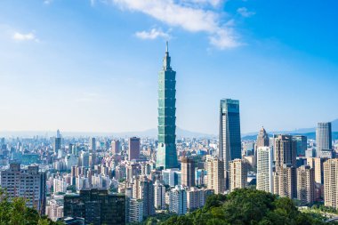 Taipei 101 binasının ve mimarisinin güzel manzarası ve manzarası Tayvan 'da mavimsi ve beyaz bulutlarla gökyüzüne yükseliyor.