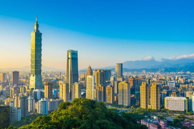 Taipei 101 binasının ve mimarisinin güzel manzarası ve manzarası Tayvan 'da mavimsi ve beyaz bulutlarla gökyüzüne yükseliyor.