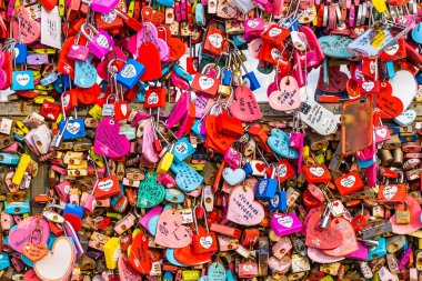 Seoul, Güney Kore 6 Aralık 2018: Seul Kulesi ile namsan dağda aşk anahtarıdır Kore landmark biri