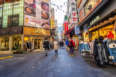Seoul, Güney Kore 10 Aralık 2018: Myeong dong piyasasıdır popüler bir yer ve yiyecek bir şeyler bulmak alışveriş ve turistik bölgesi