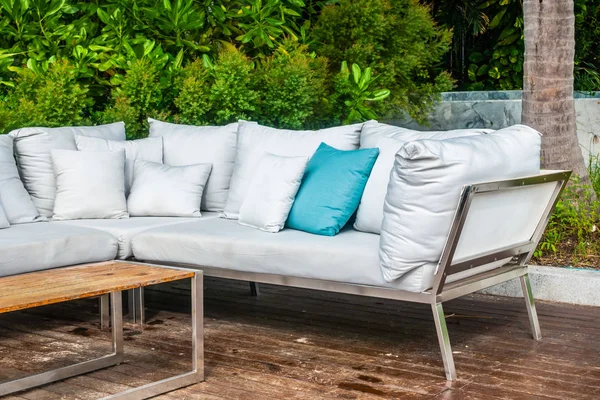 Comodo Cuscino Sul Divano Decorazione Patio Esterno Con Vista Tropicale — Foto Stock