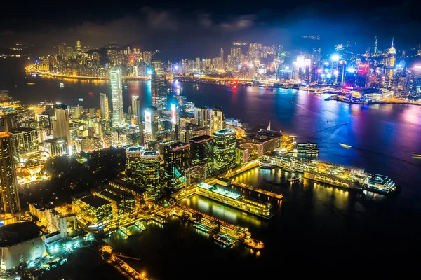 Hong Kong Şehrinin Dış Şehir Manzarası Geceleri Gökyüzüne Yükseliyor — Stok fotoğraf