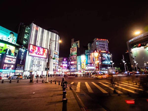 Taipei, Tayvan - 27 Kasım 2018: Ximending sokak pazar Tayvan popüler bölgesi olduğunu