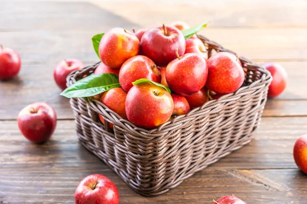 Beaucoup Pommes Rouges Dans Panier Marron Sur Table — Photo
