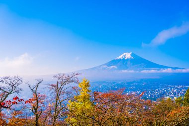 Güzel manzara dağ fuji akçaağaç yaprağı ağaç beyaz bulut ve Yamanashi Japonya sonbahar sezonu mavi gökyüzü ile çevresinde