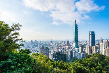 Taipei 101 binasının ve mimarisinin güzel manzarası ve manzarası Tayvan 'da mavimsi ve beyaz bulutlarla gökyüzüne yükseliyor.