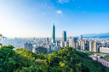 Taipei 101 binasının ve mimarisinin güzel manzarası ve manzarası Tayvan 'da mavimsi ve beyaz bulutlarla gökyüzüne yükseliyor.