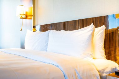 Güzel rahat beyaz yastık yatak yatak odası iç dekorasyonda ışık lamba ile