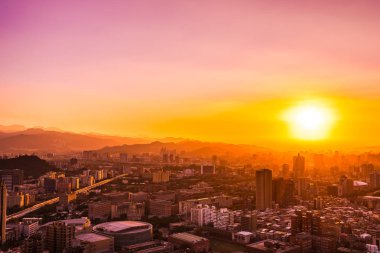 Taipei şehrinin güzel mimarisi Tayvan 'da gün batımında gökyüzüne yükseliyor.