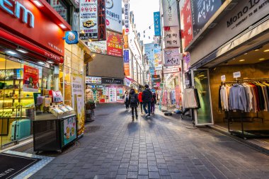 Seoul, Güney Kore 10 Aralık 2018: Myeong dong piyasasıdır popüler bir yer ve yiyecek bir şeyler bulmak alışveriş ve turistik bölgesi