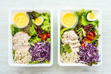 Izgara tavuk eti göğüs ile taze sebze salatası - sağlıklı gıda tarzı