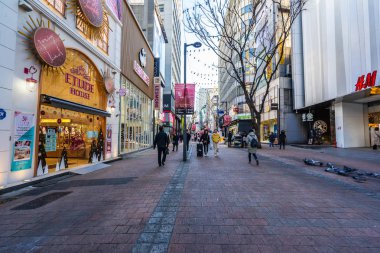 Seoul, Güney Kore 10 Aralık 2018: Myeong dong piyasasıdır popüler bir yer ve yiyecek bir şeyler bulmak alışveriş ve turistik bölgesi