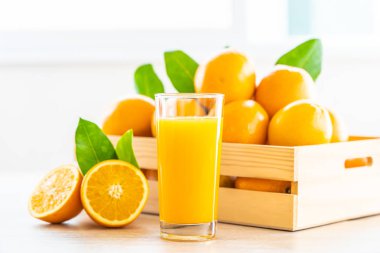 Cam ahşap masa - sağlıklı gıda kavramı üzerinde içki için taze portakal suyu