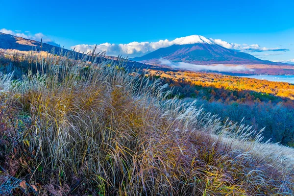 秋の季節に日本の山中湖や山中湖の富士山の美しい風景 — ストック写真