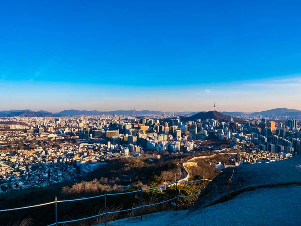 美丽的建筑建筑城市景观与塔在汉城韩国 — 图库照片