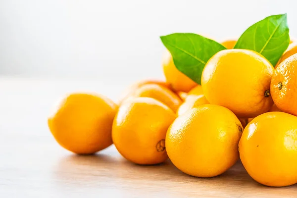 木製テーブル 健康食品のコンセプトに新鮮なオレンジ フルーツ — ストック写真