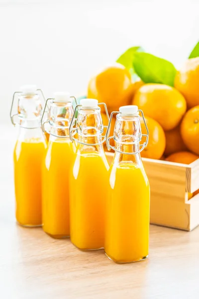 Frischer Orangensaft Zum Trinken Flaschenglas Auf Holztisch Gesundes Ernährungskonzept — Stockfoto