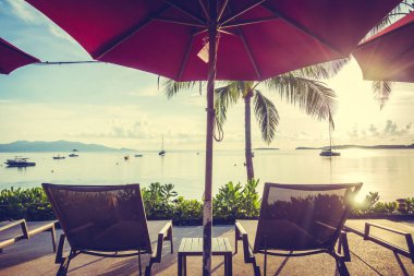 Güzel tropikal deniz okyanus ve plaj şemsiye ve sandalye seyahat ve tatil için