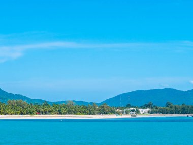 Güzel deniz ve okyanus kopya alanı için metin bulut beyaz ve mavi gökyüzü zemin üzerine