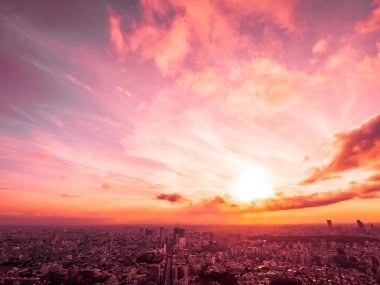 Güzel havadan görünümü, mimari ve günbatımı zaman Japonya'nın tokyo şehir etrafında bina
