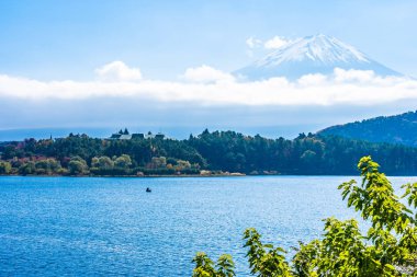 Dağ fuji akçaağaç yaprağı ağaç göl sonbahar sezonu ile güzel manzara