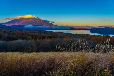 Fuji Dağı yamanakako ya da yamanaka Gölü sonbahar sezonu Japonya'nın güzel manzara