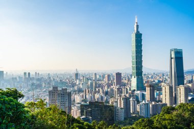 Taipei 101 binasının ve mimarisinin güzel manzarası ve manzarası Tayvan 'da mavimsi ve beyaz bulutlarla gökyüzüne yükseliyor.