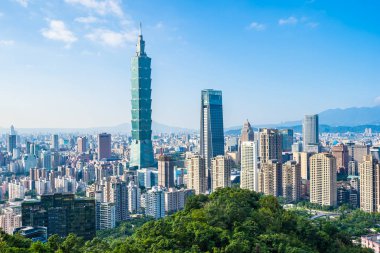 Taipei 101 binasının ve mimarisinin güzel manzarası ve manzarası Tayvan 'da mavimsi ve beyaz bulutlarla gökyüzüne yükseliyor.