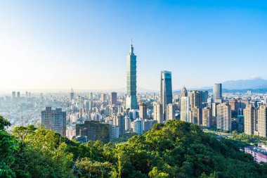 Taipei 101 binasının ve mimarisinin güzel manzarası ve manzarası Tayvan 'da mavimsi ve beyaz bulutlarla gökyüzüne yükseliyor.