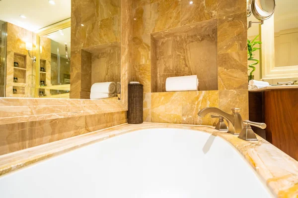 Linda Decoração Banheira Branca Luxo Interior Banheiro — Fotografia de Stock