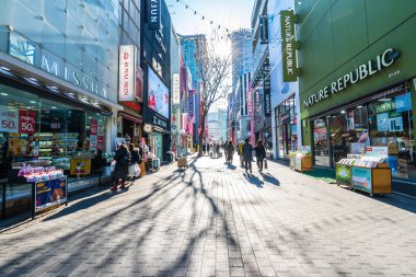 Seoul, Güney Kore 10 Aralık 2018: Myeong dong piyasasıdır popüler bir yer ve yiyecek bir şeyler bulmak alışveriş ve turistik bölgesi