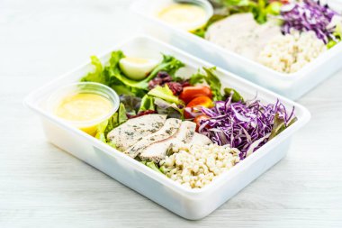 Izgara tavuk eti göğüs ile taze sebze salatası - sağlıklı gıda tarzı