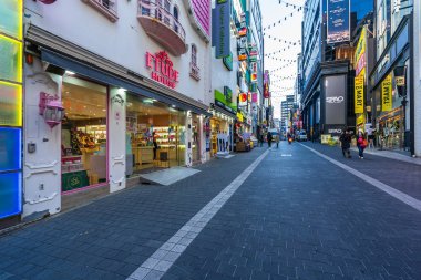 Seoul, Güney Kore 10 Aralık 2018: Myeong dong piyasasıdır popüler bir yer ve yiyecek bir şeyler bulmak alışveriş ve turistik bölgesi