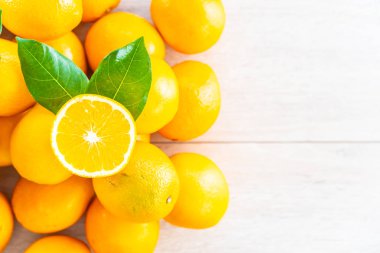 Ahşap masa - sağlıklı gıda kavramı üzerinde taze portakal meyve