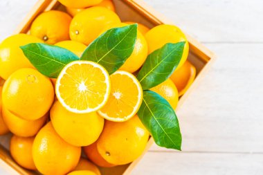 Ahşap masa - sağlıklı gıda kavramı üzerinde taze portakal meyve