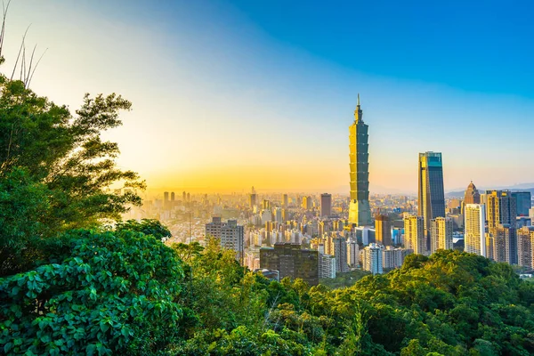 Güzel manzara ve cityscape taipei 101 bina ve günbatımı zaman şehir manzarası Tayvan mimarisinde